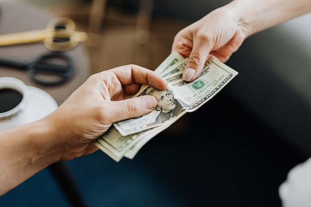 hands%20exchanging%20money